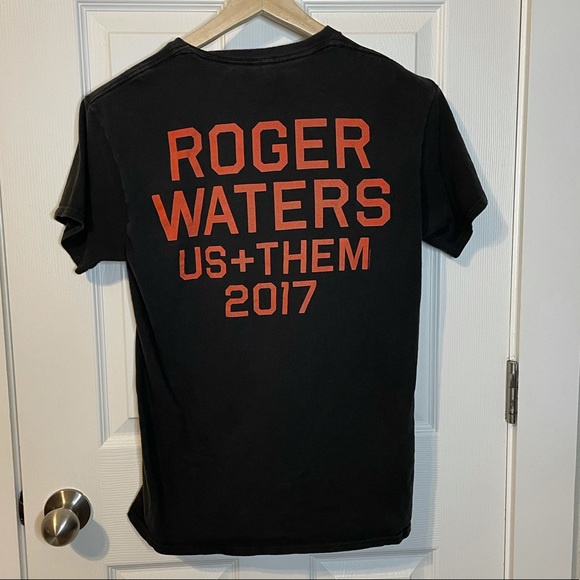 Roger Waters US + THEM 2017 tee Pink Floyd sz S - Picture 3 of 4